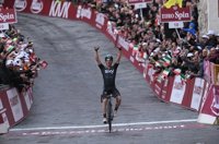 Kwiatkowski se impone en la Strade Bianche