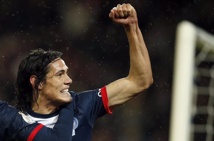 Edinson Cavani celebra el gol de la victoria ante el Olympiakos