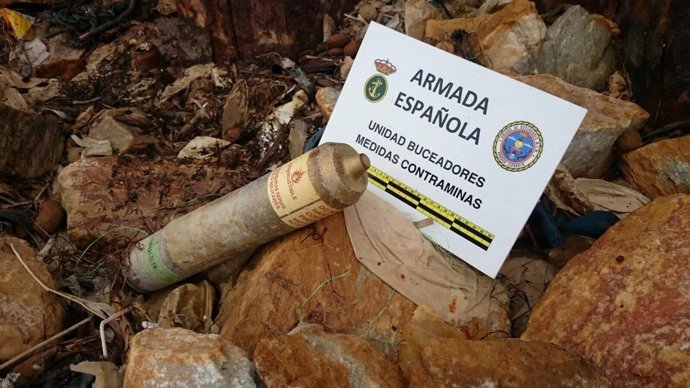 Buceadores de la Armada neutralizan una bengala de fósforo en La Manga