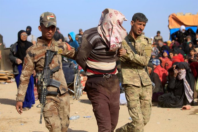 Militares iraquíes arrestan a un supuesto miliciano del Estado Islámico en Mosul