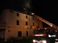 Un incendio causa importantes daños en el tejado de una casa en Baríndano
