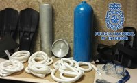 Detenido un hombre de 69 años que pretendía introducir 3,6 kilos de coca ocultos en una botella de buceo