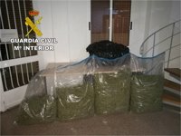 Detenido un hombre por llevar en su coche tres bolsas de basura con 21 kilos de marihuana