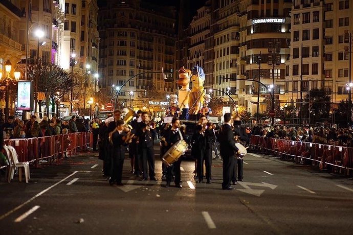 Los ninots de la falla municipal entrando a la plaza del Ayuntamiento