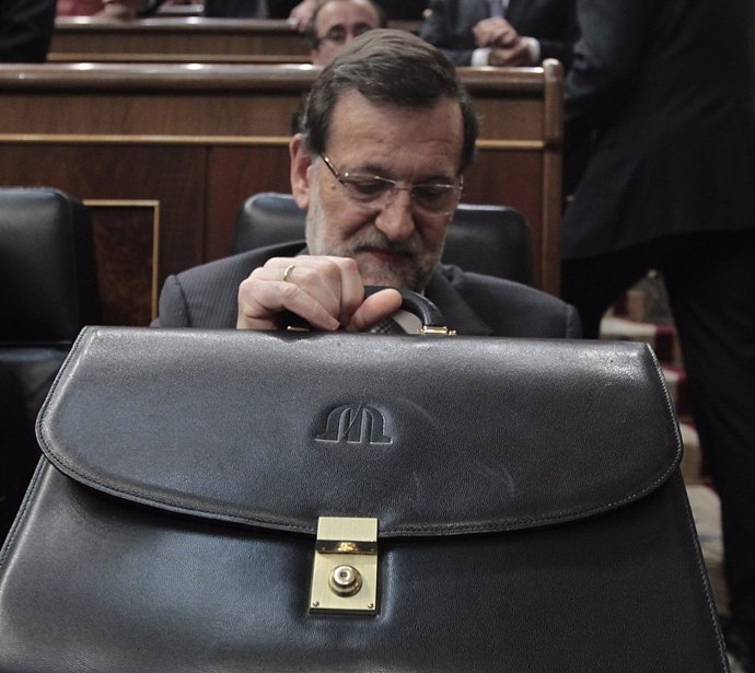 Rajoy con su cartera en su escaño del Congreso