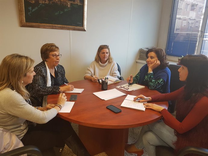 La diputada de Igualdad se ha reunido con representantes de Almur.