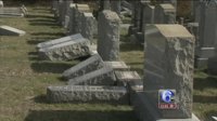 Tumban varias lápidas del histórico cementerio judío de Brooklyn, en Nueva York