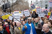 Miles de personas celebran la derogación de la fusión hospitalaria en Granada