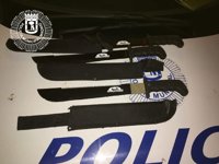 Intervenidos 3 machetes que un grupo de jóvenes trató de ocultar en Ciudad Lineal y uno de ellos es detenido