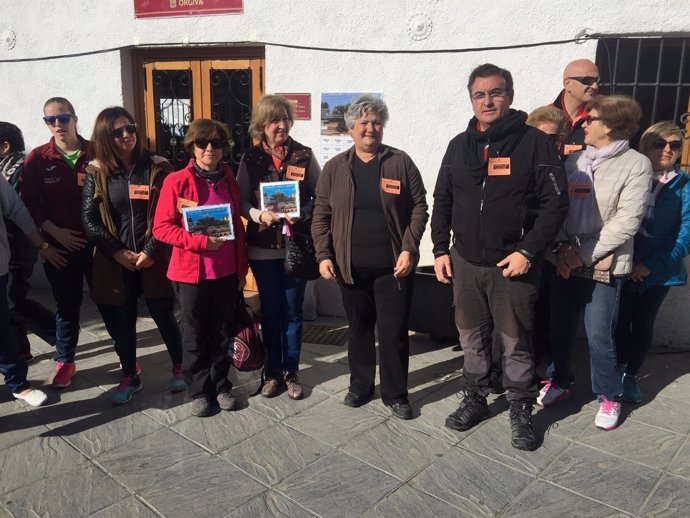Asistentes a la VI Marcha 'Caminando contra el cáncer' en Órgiva (Granada)