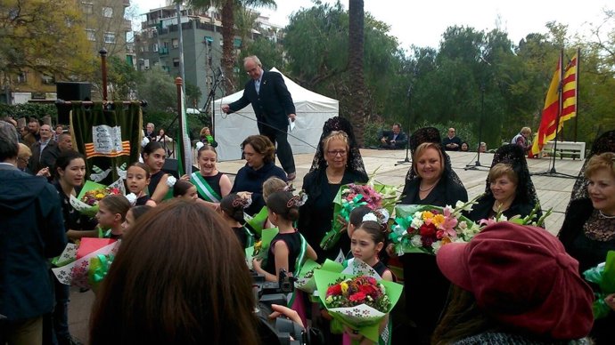 Ofrena floral al bust de Blas Infant de Barcelona