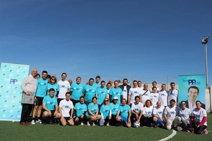 Gabriel Company presenta su eslogan #FeimPPartit jugando al fútbol