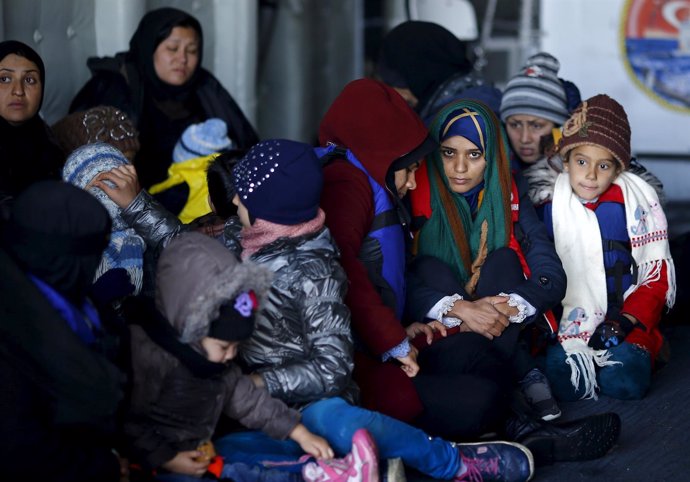Refugiados e inmigrantes a bordo de un barco de rescate turco