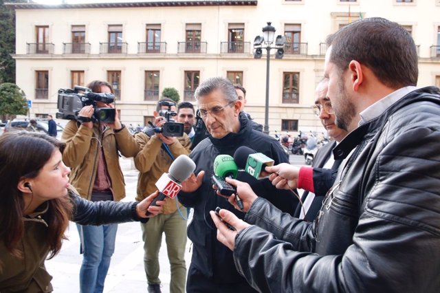 El padre Román M.V.C llega al juicio por el caso Romanones por presuntos abusos