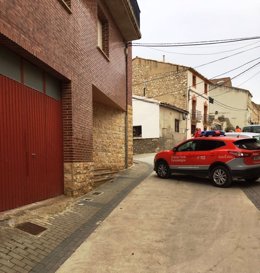 Policías de Tafalla en el ugar de los hechos, calle Zara de Caparroso.