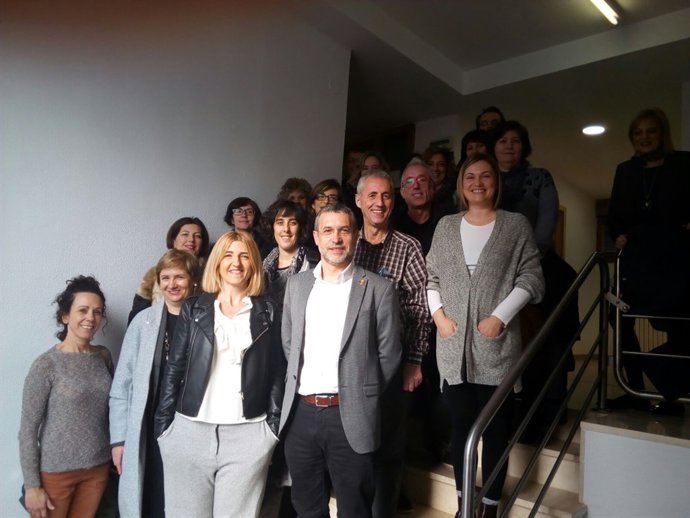 Miguel Laparra, con los trabajadores del centro de Servicios Sociales de Tudela,