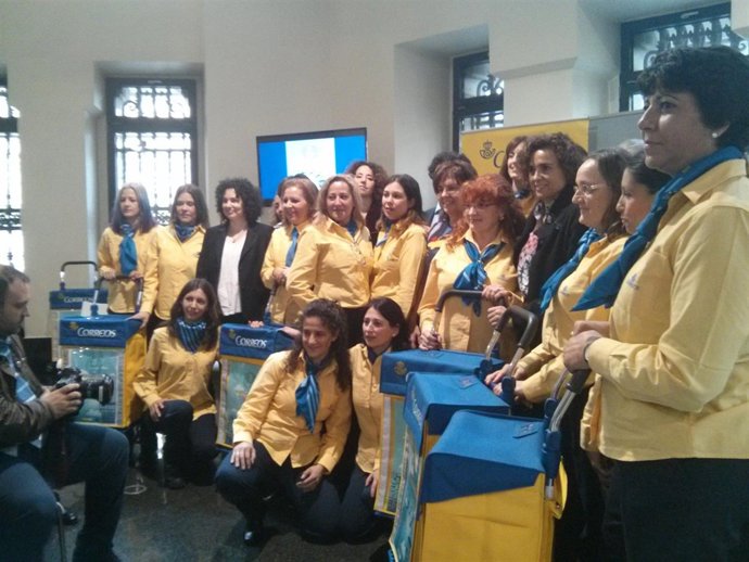 Dolors Montserrat con carteras de Correos