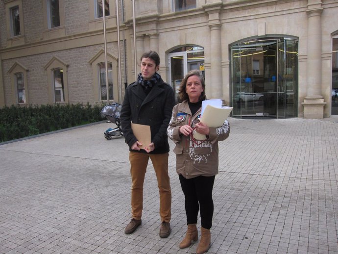 Peña y Moreno, ante el Palacio de Justicia, antes de presentar la denuncia