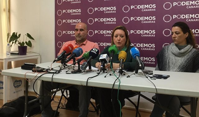 Secretaria de Organización de Podemos Canarias, Conchi Moreno, en el centro