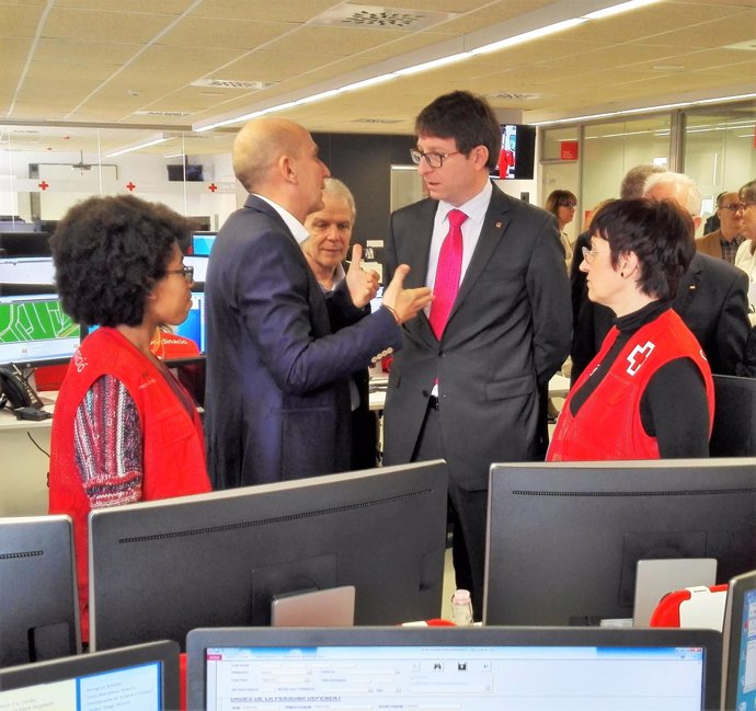 El conseller Carles Mundó visita las instalaciones de la Creu Roja