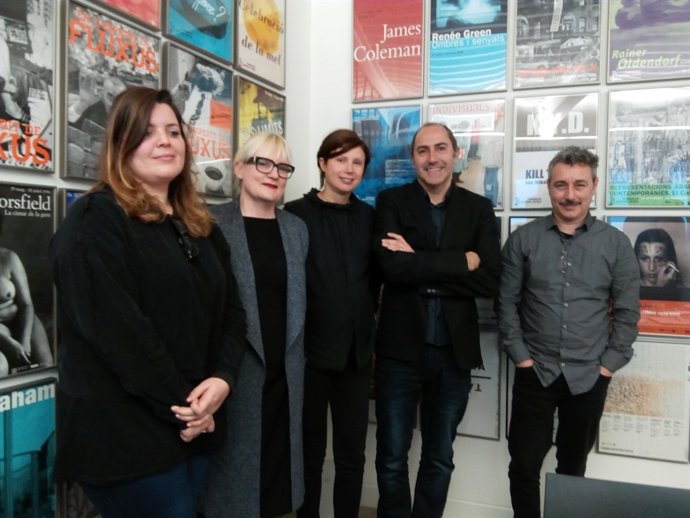 El director de la Tàpies, Carles Guerra, al costat dels membres de les entitats