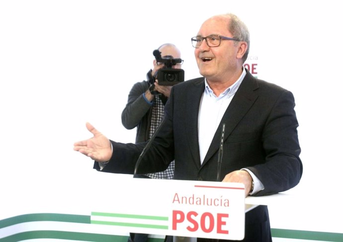 El secretario de Organización del PSOE-A, Juan Cornejo, en rueda de prensa