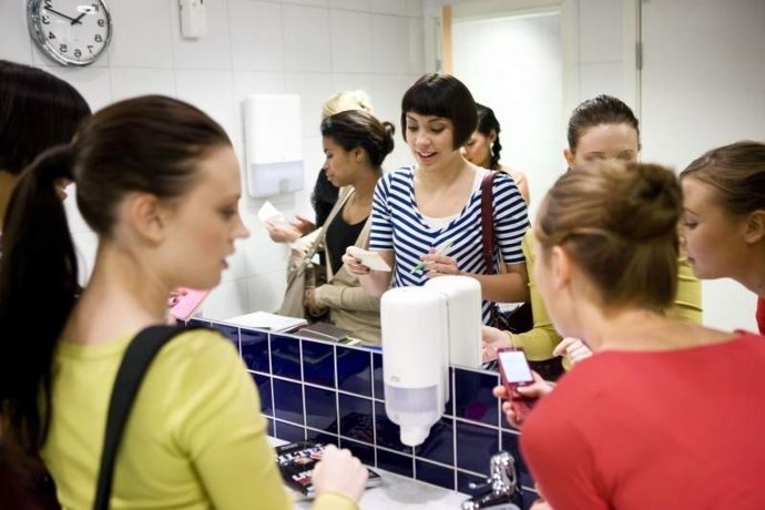 Mujeres en un lavabo