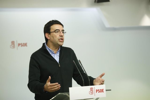 El portavoz de la Comisión Gestora del PSOE, Mario Jiménez, en rueda de prensa