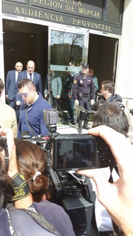 El presidente de la Comunidad, Pedro Antonio Sánchez, sale tras declarar