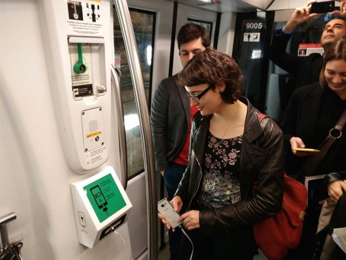 La regidora de Mobilitat, Mercedes Vidal, al costat d'un dels carregadors
