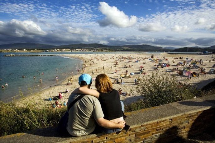 Pareja de vacaciones en la playa de Lugo