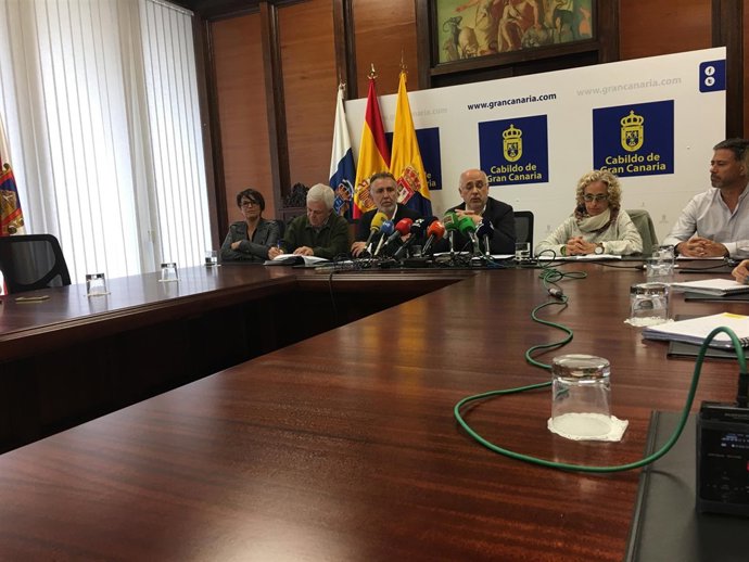 Antonio Morales con miembros de PSOE y con María Nebot y M.A.Rodriguez