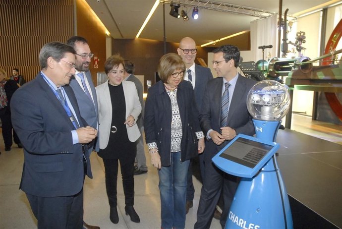 Autoridades con un robot en el Parque de las Ciencias