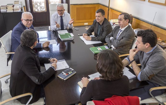 Manuel Jiménez Barrios, José Sánchez Maldonado y trabajadores de Abengoa.