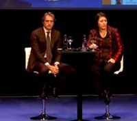 La comisaria de Transporte y el ministro defienden su actuación interpelados por víctimas del Alvia en un acto público