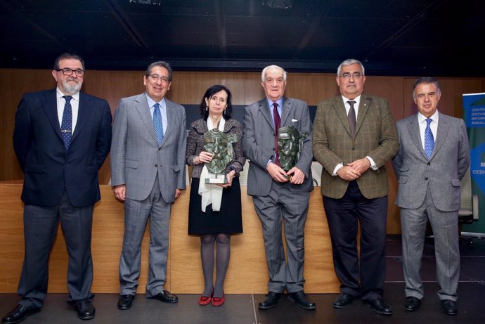 Foto de familia de los premios Giner de los Ríos y Victoria Kent
