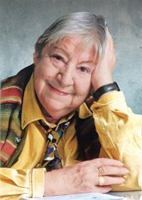 Facultad de Letras y de la Educación de la UR organiza un concurso de carteles por centenario nacimiento Gloria Fuertes