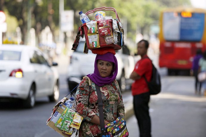Una mujer vende bebidas en Yakarta