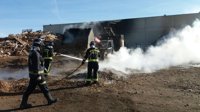 Bomberos de León sofocan un incendio en una fábrica de maderas en Santas Martas