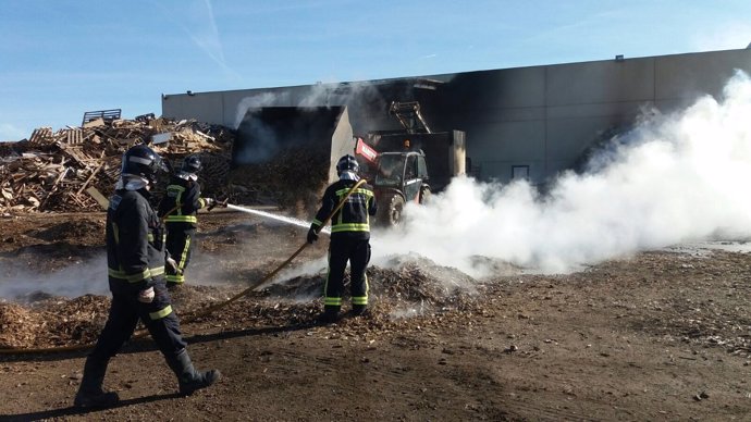 León: Los bomberos sofocan el incendio de la fábrica de maderas