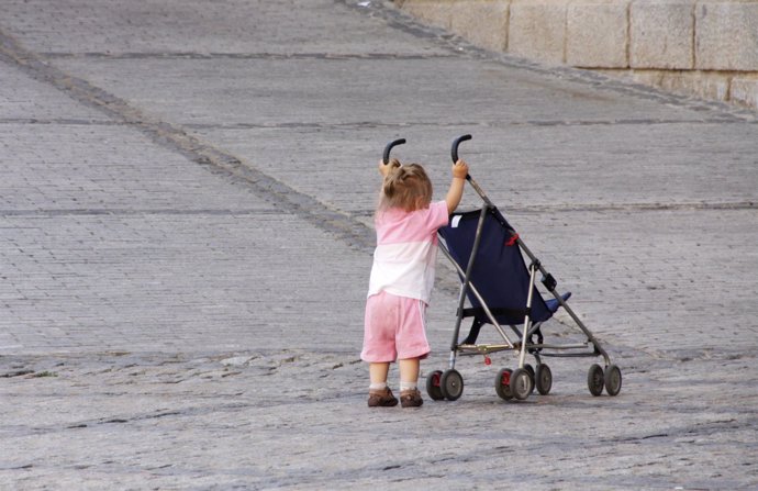 Una niña juega en la calle