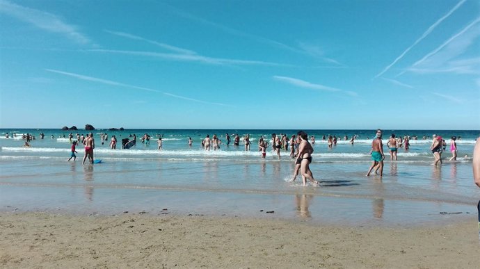 Personas expuestas al sol en una playa