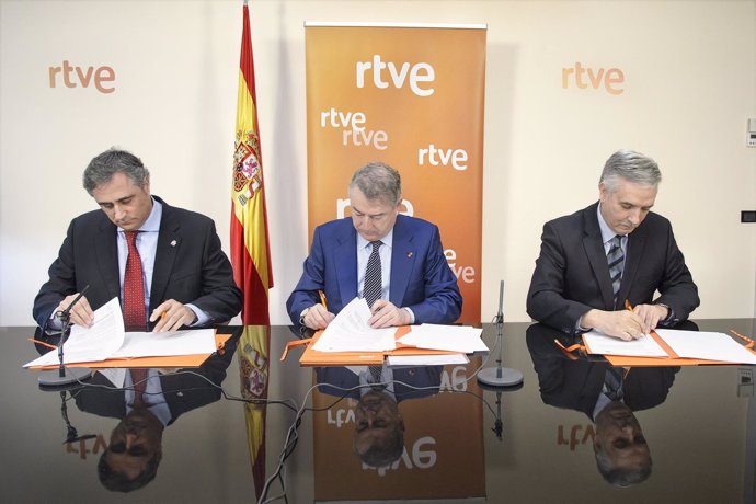 Firma del convenio entre RTVE y los alcaldes de Cuenca y Rioseco. 