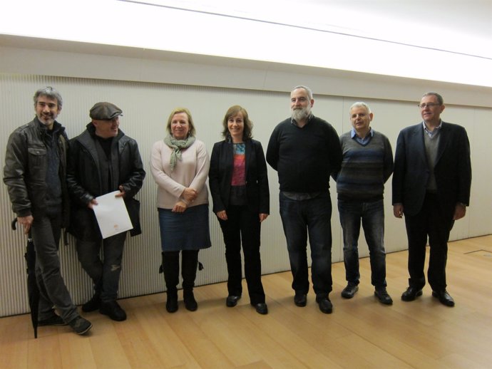 Herrera junto a representantes del teatro y el departamento de Cultura    