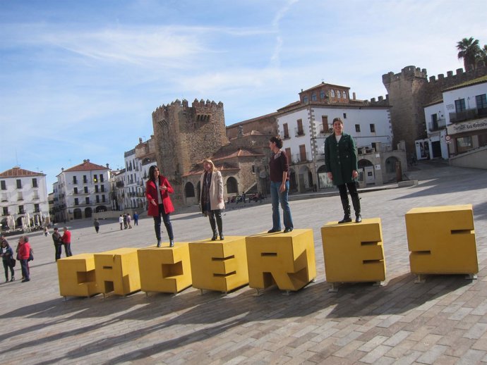 Presentación del icono 3D de Cáceres instalado en la Plaza Mayor             