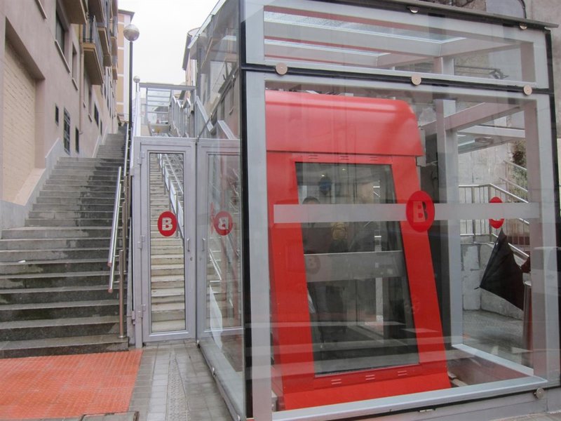 Bilbao pone en marcha el ascensor inclinado que conecta Atxuri con