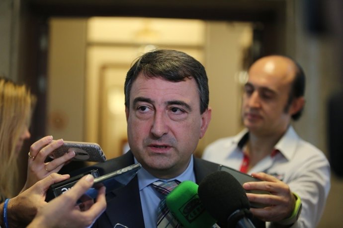 Aitor Esteban atiende a los medios en el Congreso