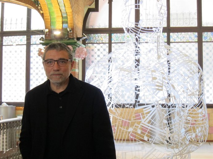 Jaume Plensa davant una de les seves obres davant el Palau de la Música