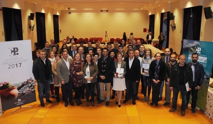 Carrillo (centro), junto a los alcaldes, tras la renovación de los convenios