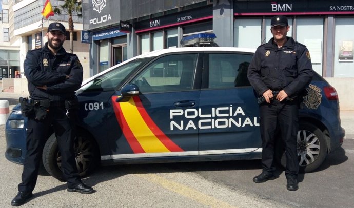 Dos agentes de la Policía Nacional salvan la vida a una mujer en Palma